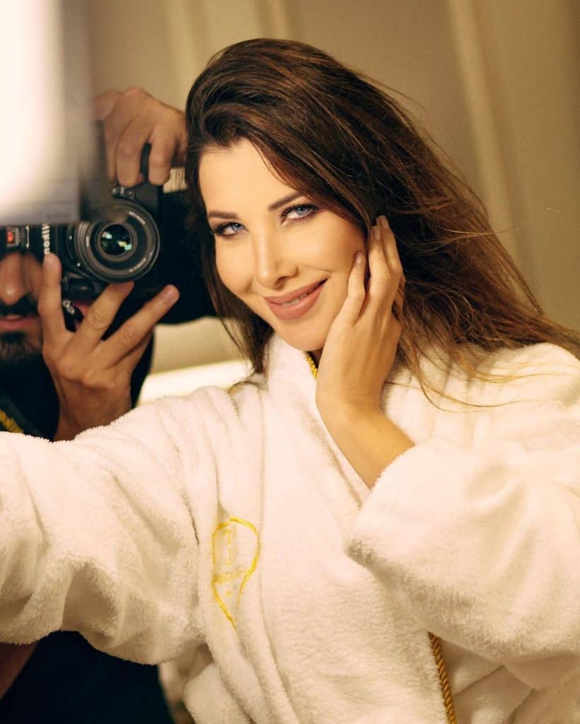 صورة نانسي عجرم قديم في كواليس تحضيرها لحفلتها من حسابها الرسمي على انستغرام