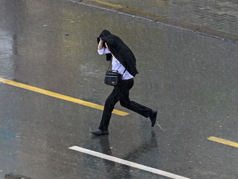 سكان المجاز في الشارقة يتعرضون للأمطار - مصدر الصورة: Virendra Saklani/Gulf News