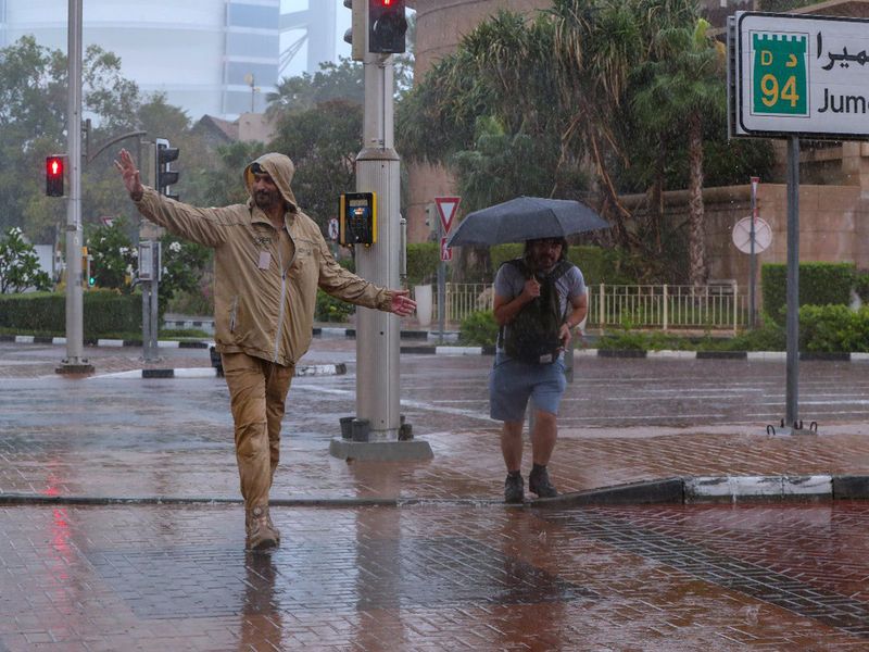 شرطة دبي تنظم حركة المرور على طرق القطارات الساخنة - مصدر الصورة: X/Dubai Media office