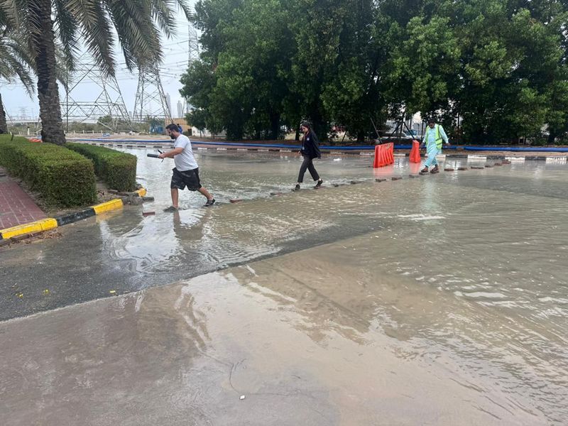 السكان تحت المطر بالقرب من ابن بطوطة مول في دبي - مصدر الصورة: Ahmad Alotbi/Gulf News