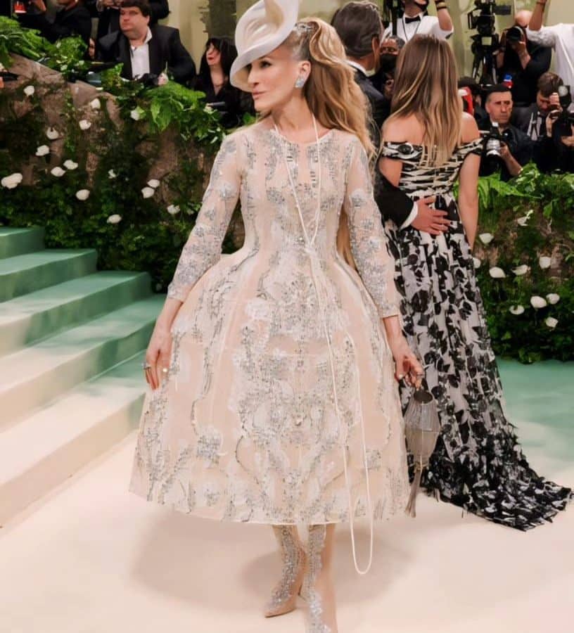 سارا جيسيكا باركر على السجادة الحمراء في الميت غالا 2024