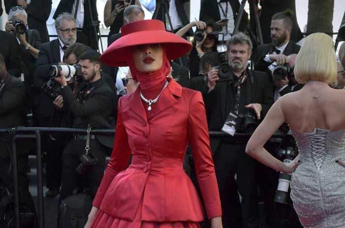 روضة محمد بالحجاب في مهرجان كان 2024 واللون الأحمر الجذاب