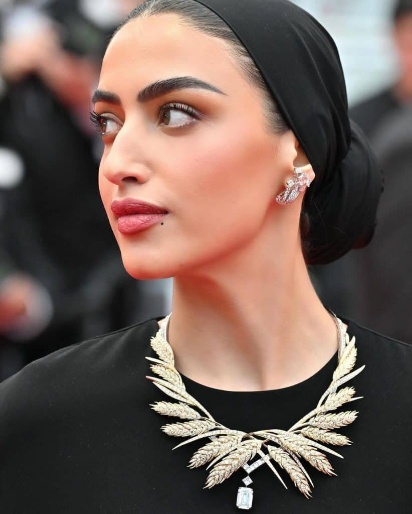 يارا النملة ترسّخ إطلالة المرأة العربية الأنيقة بالحجاب والمكياج الترابي في كان 2024