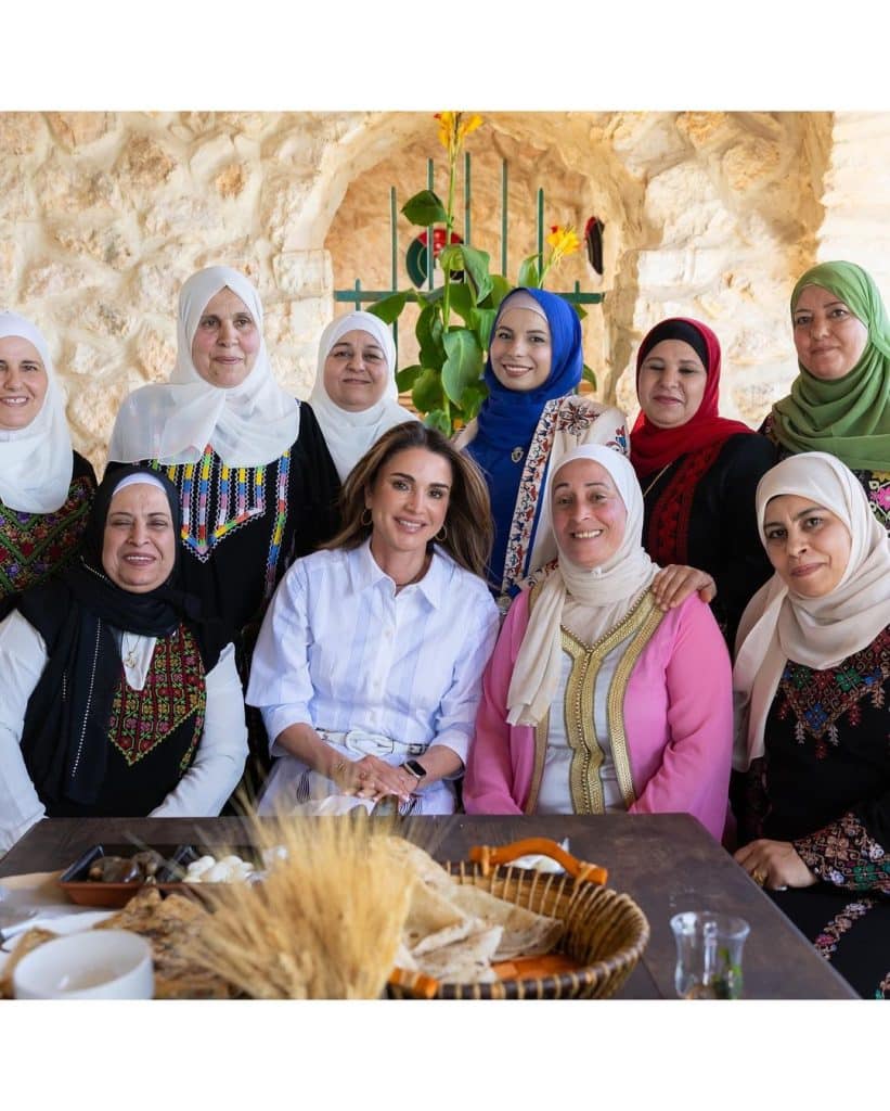 الملكة رانيا برفقة سيدات أردنية ترتدي فستانًا ملائمًا