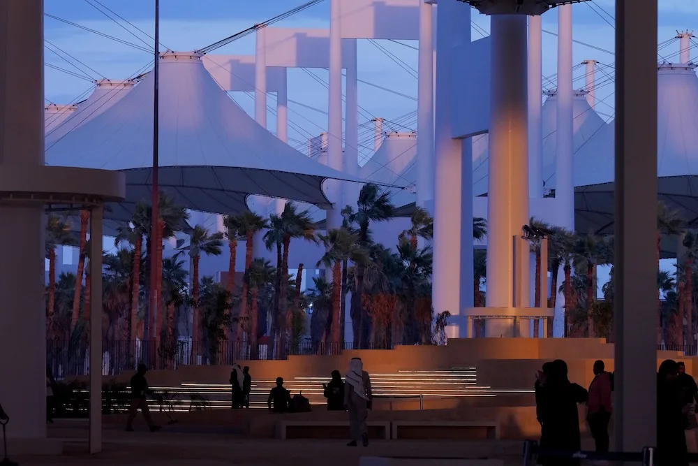 بينالي الفنون الإسلامية 2025 في صالة الحجاج الغربية بمطار الملك عبدالعزيز الدولي. حقوق الصورة تعود لمؤسسة بينالي الدرعية.