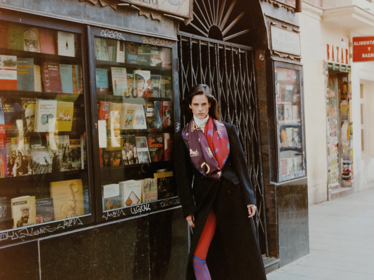 معاطف، سترات، قطع محاكة، وتنسيقات أنيقة: دليلكم الملهم لإطلالات تتناغم مع تغيّر الفصول