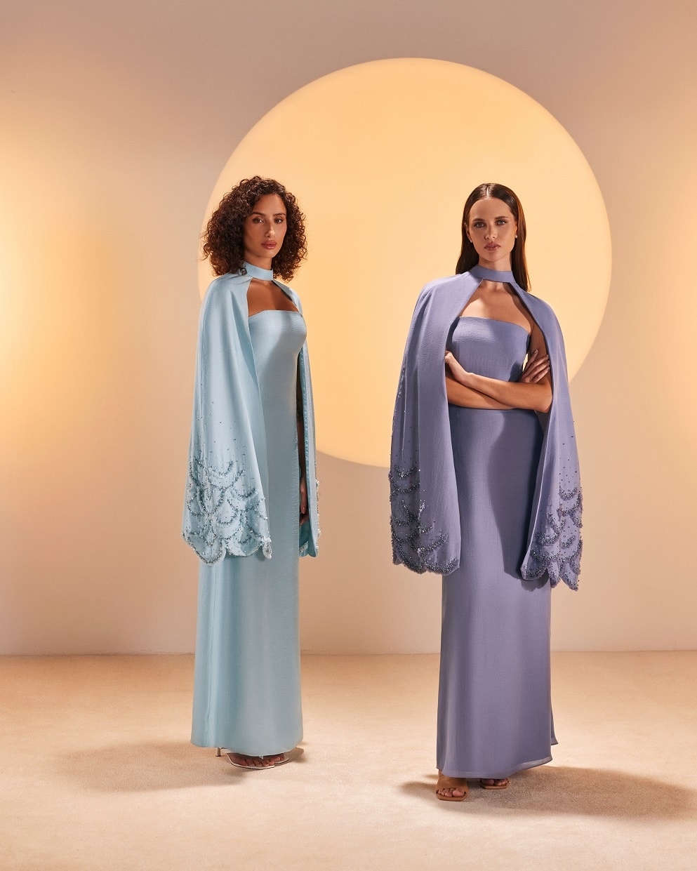 عبايات مطرزة بالورود