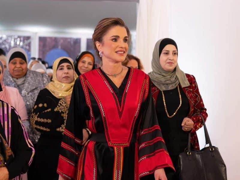 الملكة رانيا تتألّق بالعباءة في جرش