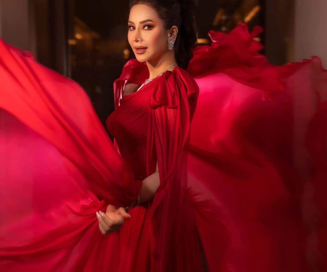 إطلالات لجين عمران بالفستان