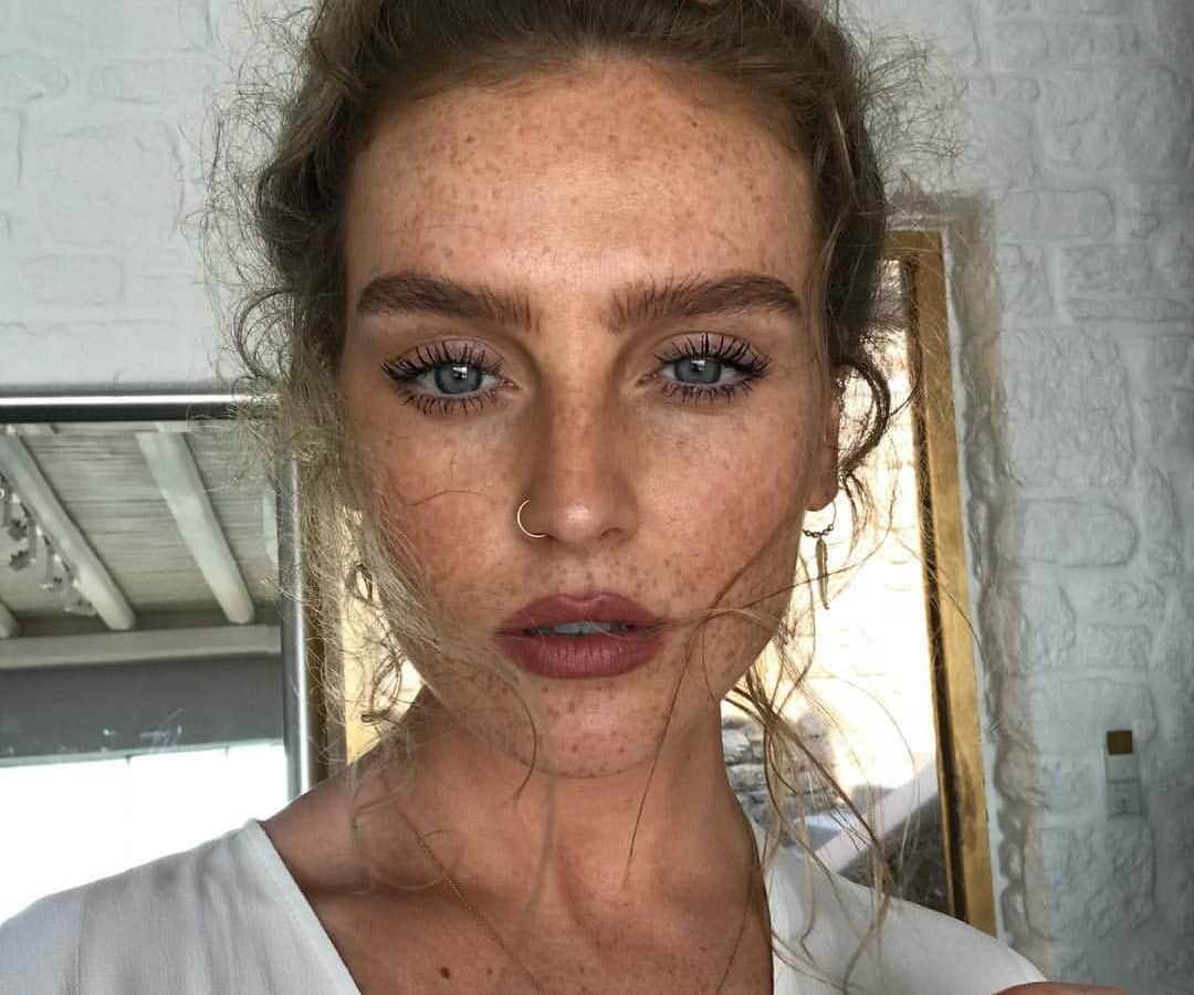 تقنية الشفاه الكرزية: إكسير الجمال للسيدات العربيات