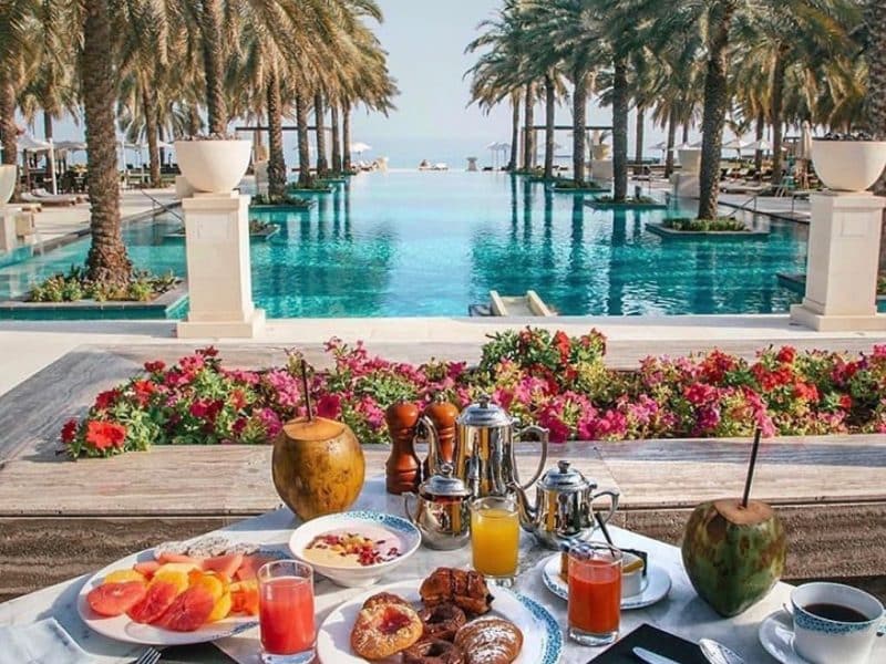 مطاعم في مسقط على البحر: استمتعي بتجربة استثنائية