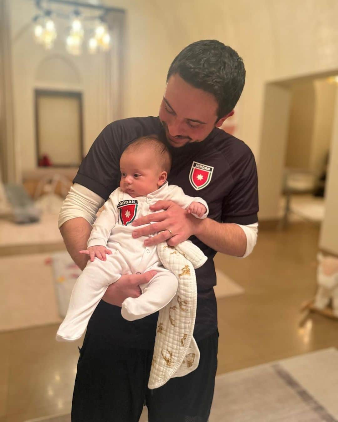 ولي عهد الأردن يطلق قناة عبر الواتساب،